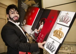 Designer Tapete Harald Glööckler 2 Kronen Strass weiß