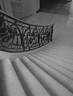 Digitaldruck Daniel Hechter Treppe Altbau Grau Schwarz