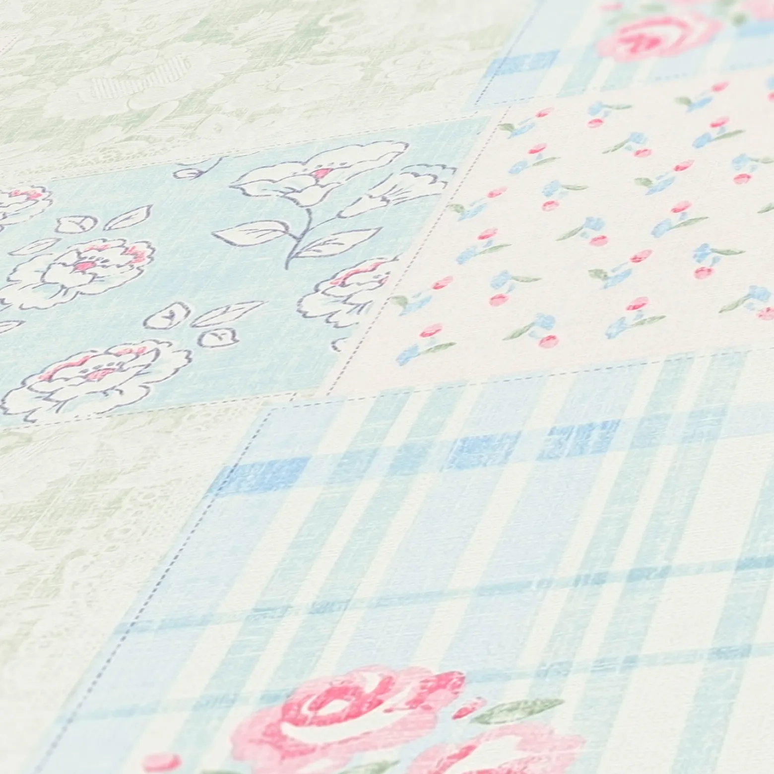 Vliestapete Blumen Patchwork Karo Blau Weiß Rosa