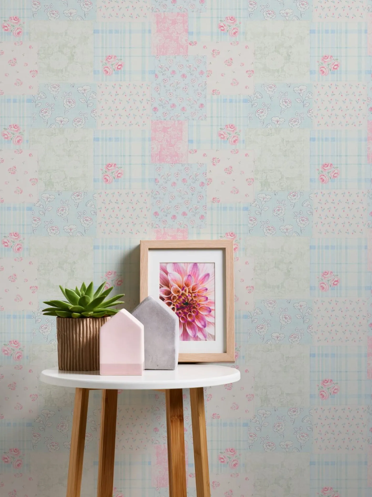 Vliestapete Blumen Patchwork Karo Blau Weiß Rosa