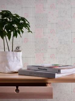 Vliestapete Blumen Patchwork Karo Rosa Grau Weiß