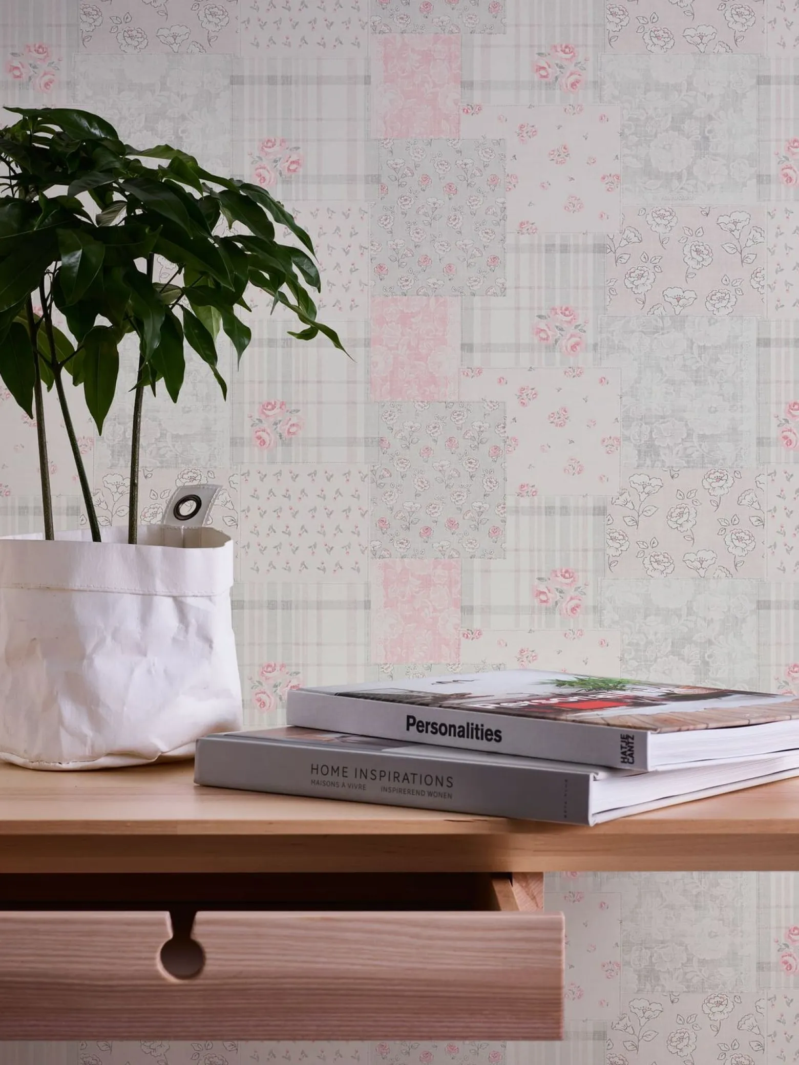 Vliestapete Blumen Patchwork Karo Rosa Grau Weiß
