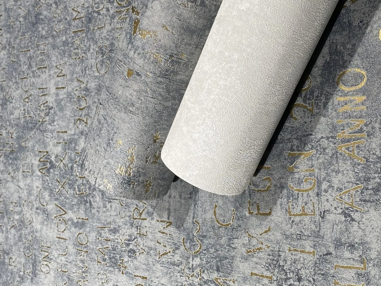 Vliestapete Putz Optik Schrift Grau Gold Metallic 82368