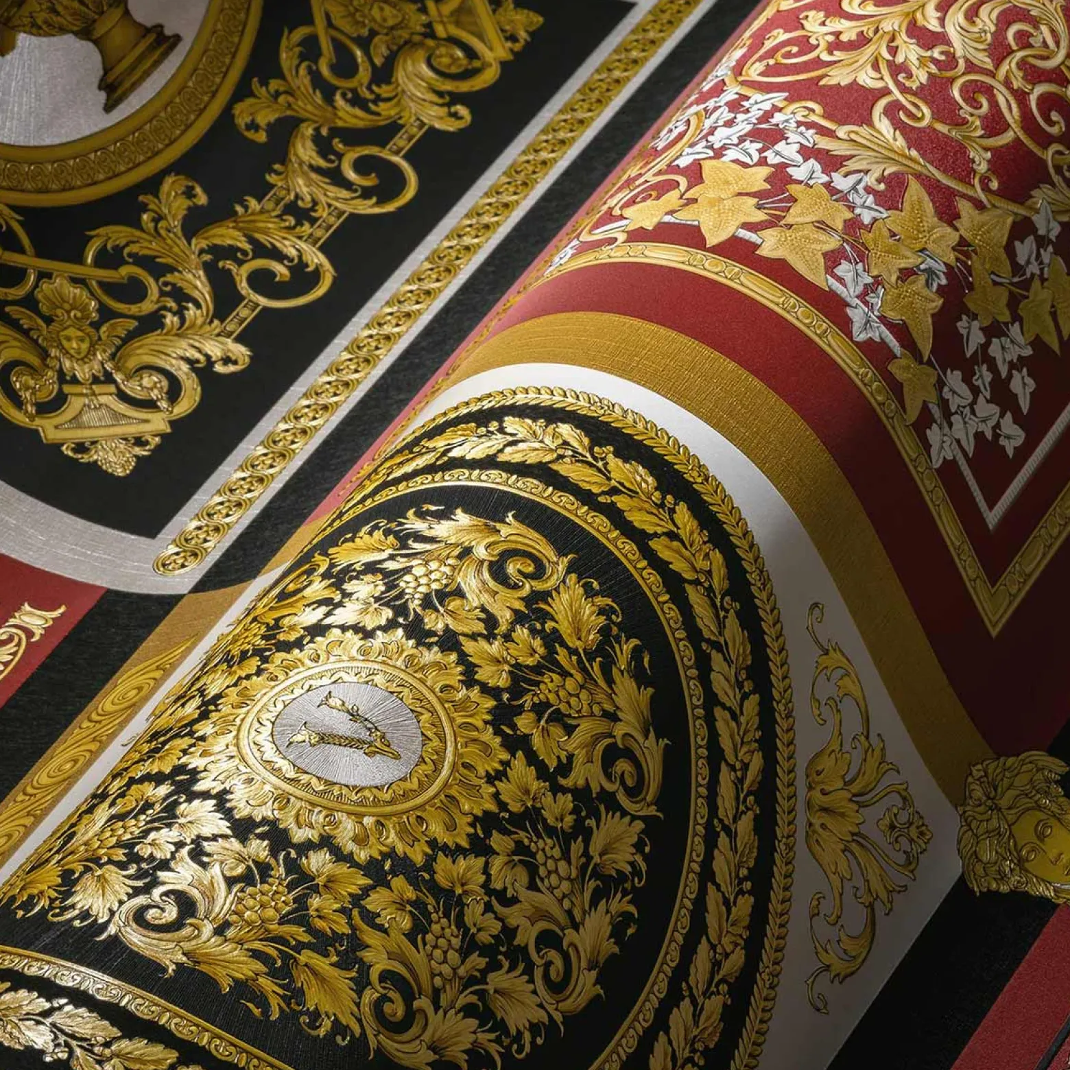 Vliestapete Versace Rot Schwarz Barock Muster 38704-6